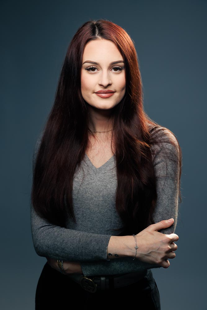 Femme posant en studio professionnel, portrait optimisé pour supports institutionnels et web