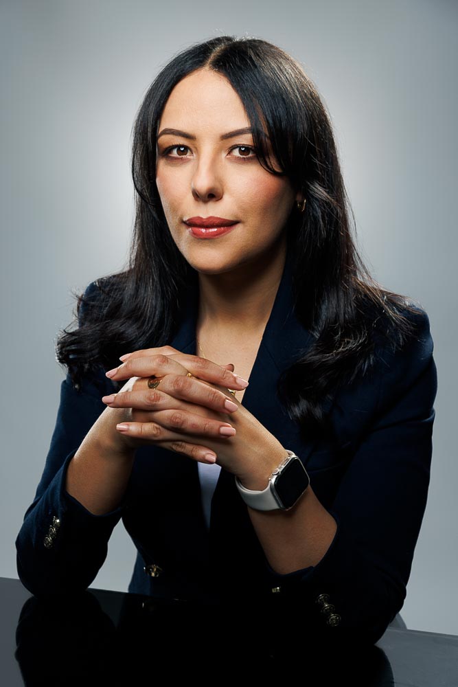 Portrait donnant une impression de sérieux allié à une approche chaleureuse