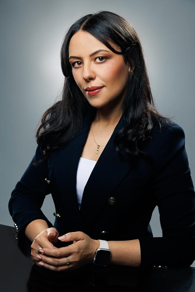 Image valorisant un style professionnel moderne et une posture assurée