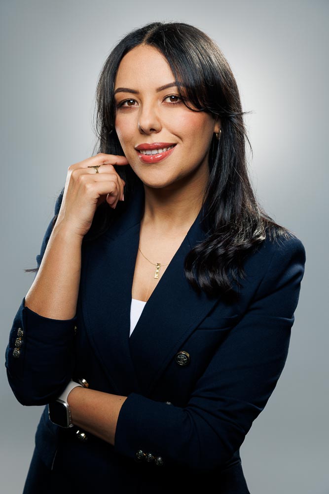 Portrait en plan rapproché soulignant la bienveillance et écoute active