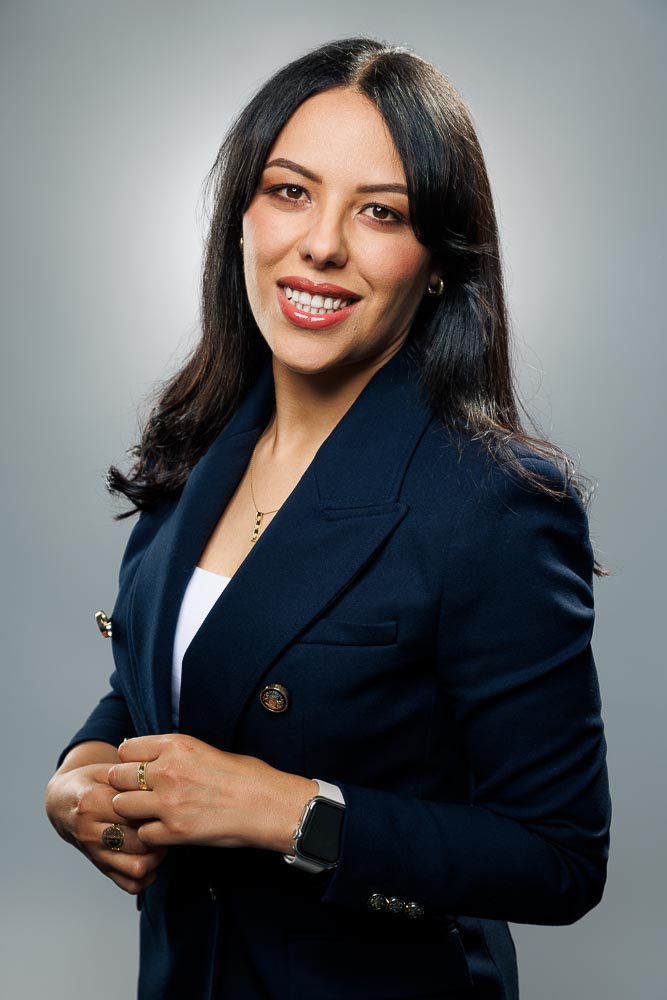 Portrait dynamique dans un environnement de travail inspirant