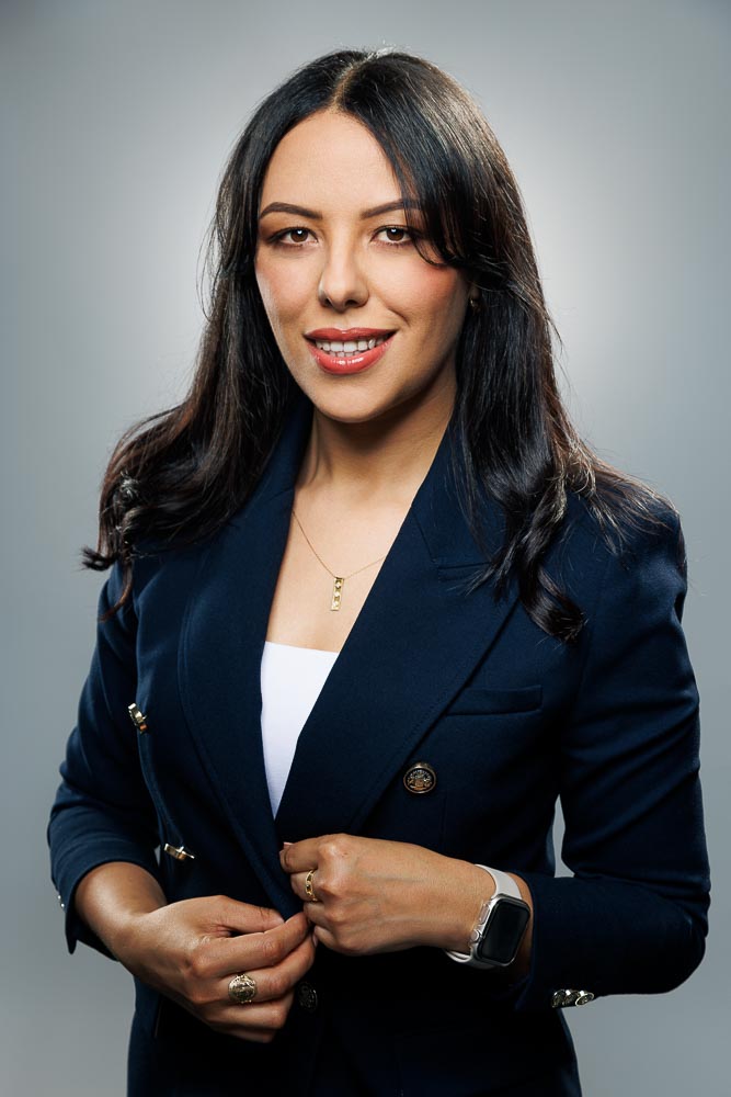 Expression naturelle et assurance dans un portrait corporate élégant