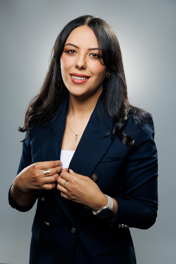 Portrait en trois quarts mettant en avant posture professionnelle et charisme