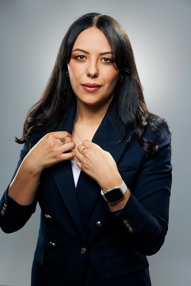 Portrait lumineux avec focus sur le visage et le regard engageant