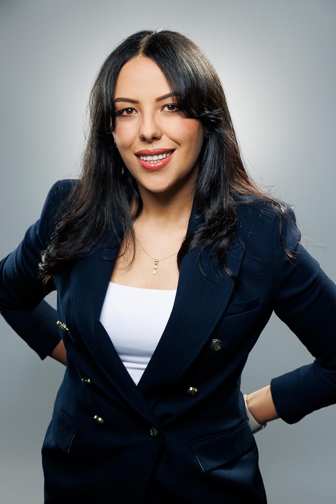 Sourire accueillant dans un cadre professionnel moderne et épuré