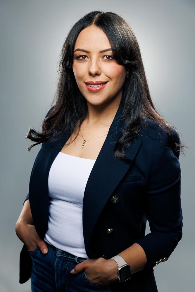 Regard déterminé avec arrière-plan flou pour accentuer la personnalité