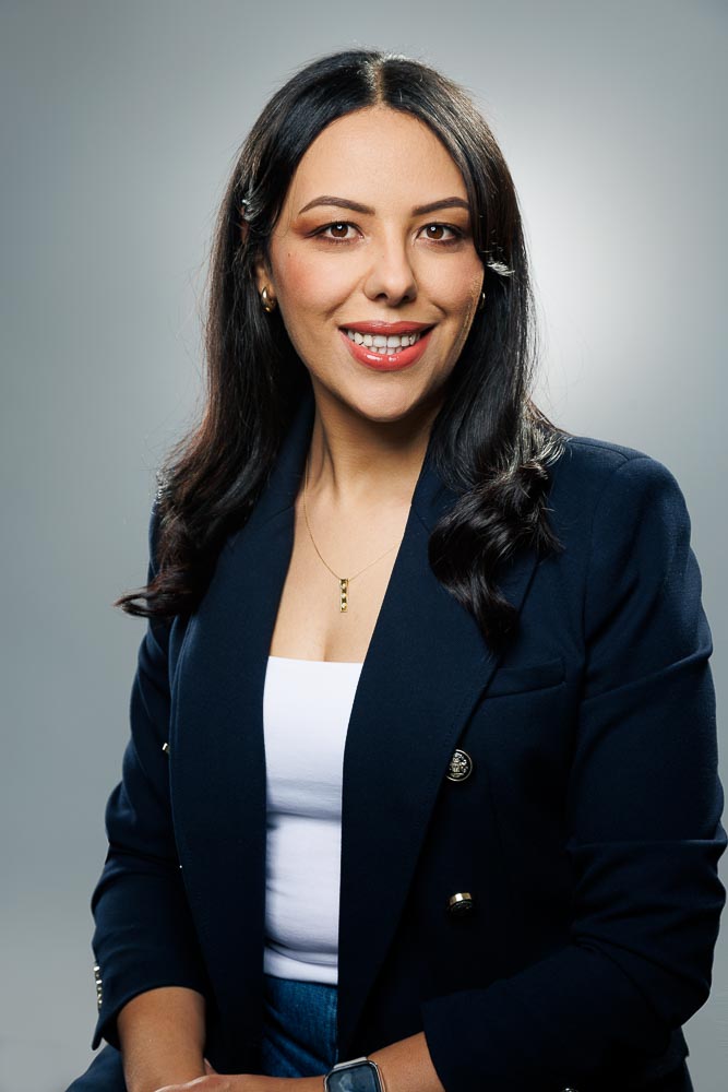 Regard direct et confiance, portrait parfait pour réseaux professionnels