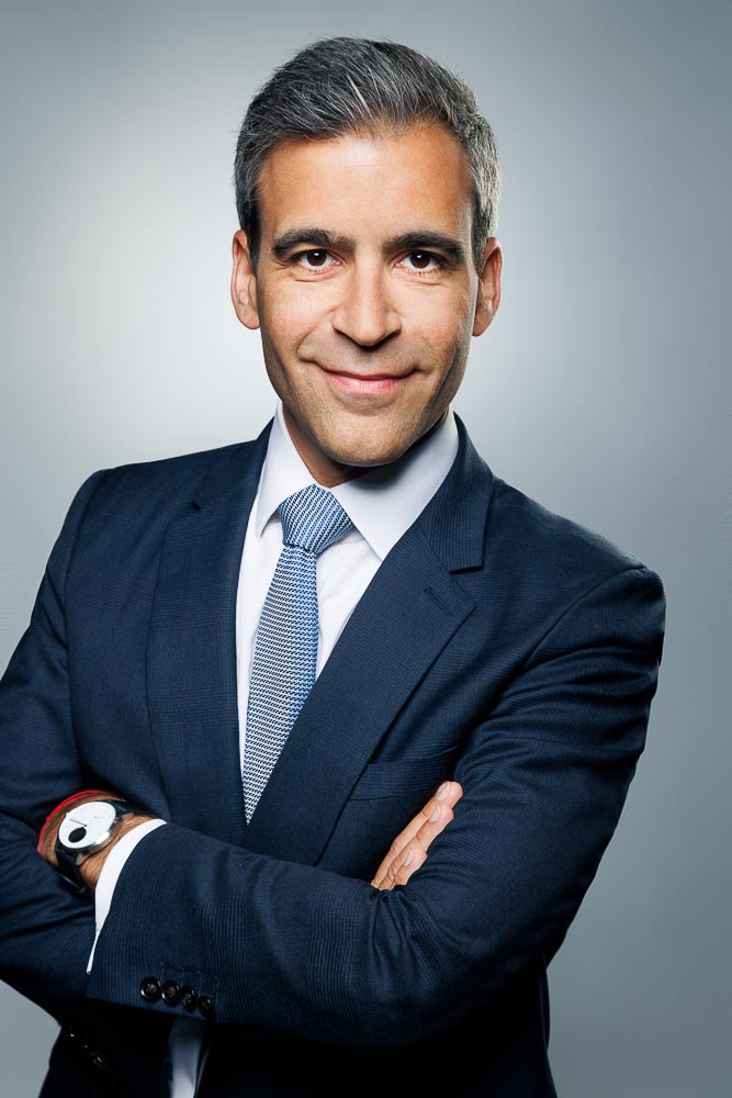 Portrait d’homme professionnel en lumière naturelle, expression dynamique et accueillante