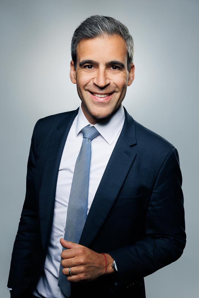 Homme sérieux en tenue professionnelle, éclairage doux mettant en valeur son expression ouverte