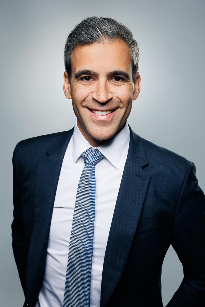 Homme en tenue élégante, netteté parfaite et expression amicale sur fond simple