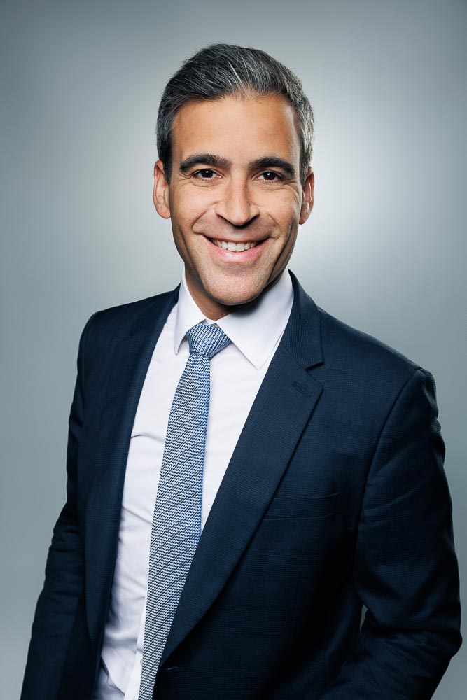 Profil professionnel avec une posture droite, regard franc et fond neutre harmonieux