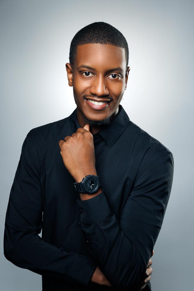 Moment de confiance capturé en studio, ajustement précis de la posture et de l’expression