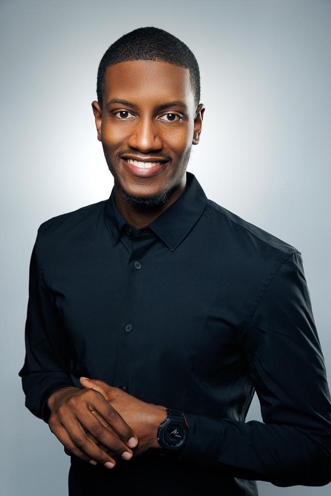 Cadrage élégant sur fond sobre, idéal pour un portrait institutionnel réalisé à Paris