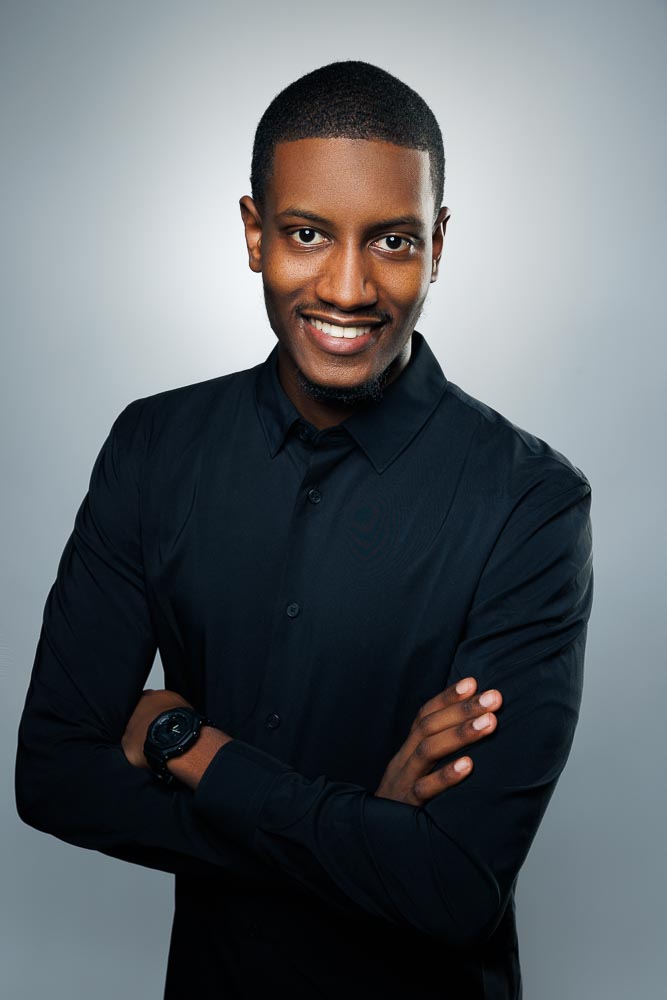 Mise en valeur de la gestuelle et du style moderne pour un portrait professionnel en studio