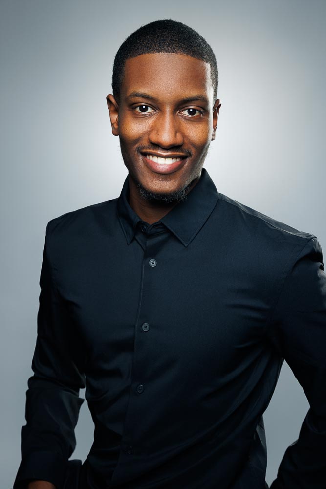 Expression naturelle et regard assuré lors de la séance photo corporate en studio parisien