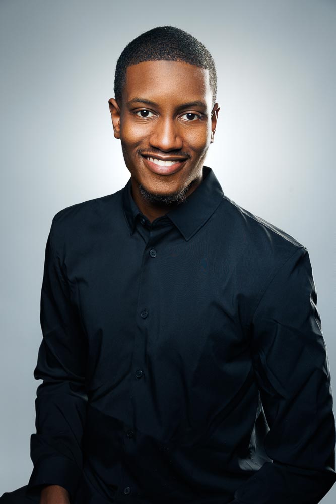 Portrait professionnel en studio avec posture confiante et éclairage maîtrisé à Paris 2e arrondissement