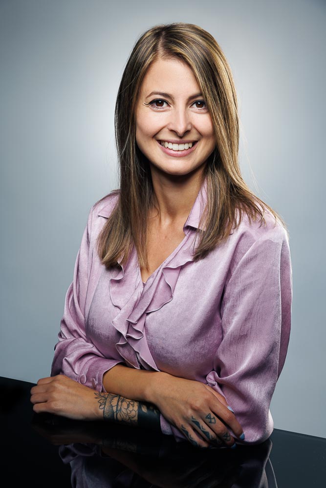 Médecin en portrait frontal lisible, idéal pour site web et annuaires santé