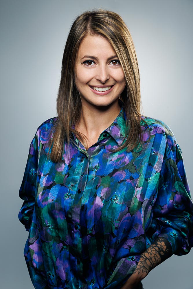 Eclairage homogène et posture naturelle avec un fond neutre pour un rendu pro