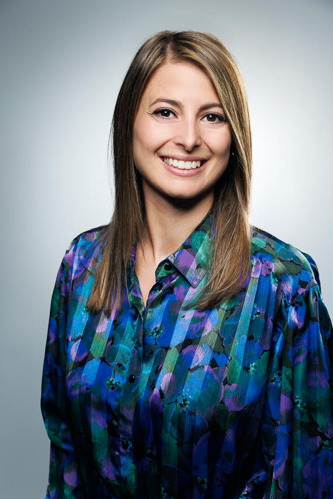 Portrait clair et net d’une doctoresse adapté à une utilisation digitale multiple