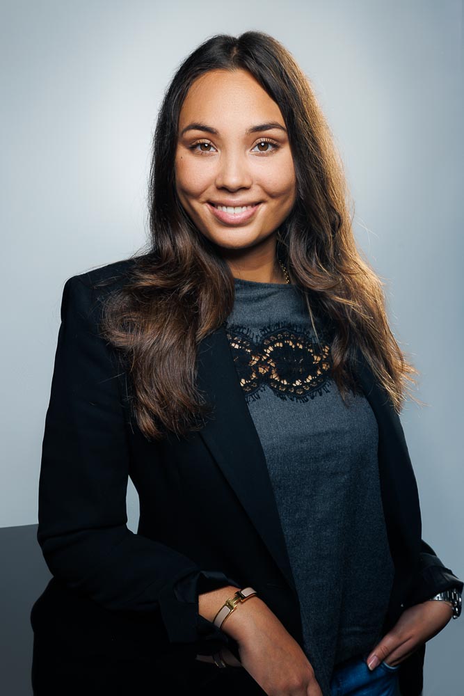 Portrait d’Estelle en studio parisien, cadre élégant et posture professionnelle assurée.