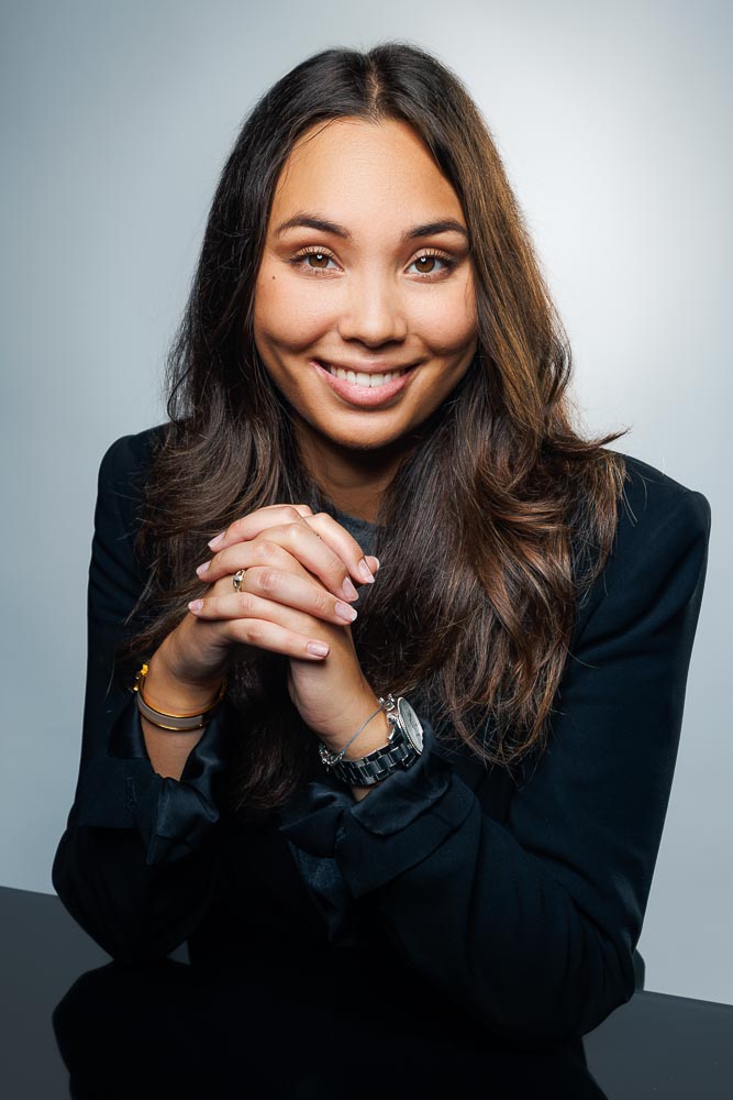 Estelle photographiée avec gestes naturels et regard authentique pour un portrait durable.