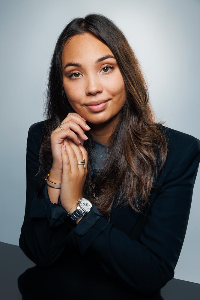 Portrait en studio mettant en valeur Estelle, coiffure soignée et expression crédible.