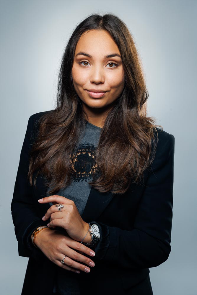 Image d’Estelle dans un cadre épuré, soulignant un style professionnel et moderne.