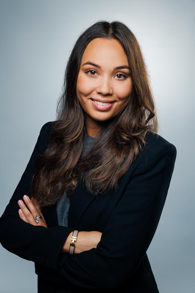 Estelle en portrait professionnel, expression calme et gestes mesurés pour un rendu naturel.