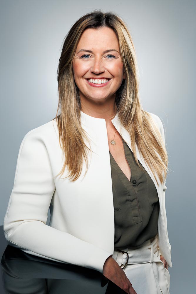 Visage de Marie avec expression engageante, renforçant la crédibilité professionnelle.