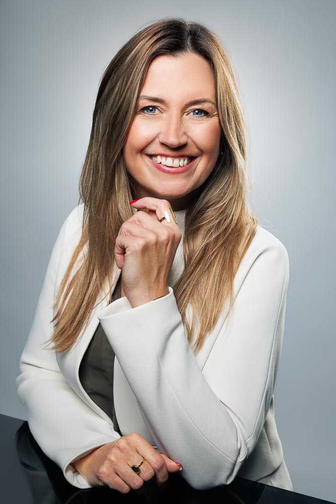 Portrait dynamique de Marie avec un éclairage travaillé pour une image harmonieuse.