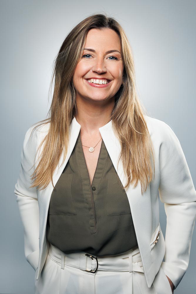 Marie en pose confiante, représentant la continuité et la cohérence visuelle corporative.