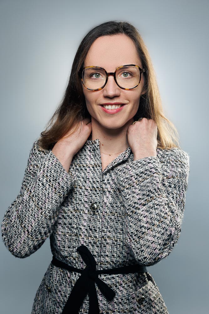 Photographe professionnel spécialisé en portraits de médecins pour site Doctolib en environnement médical moderne