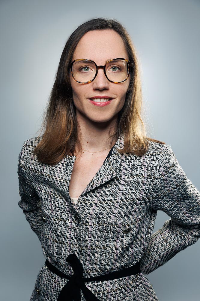 Photographe professionnel prenant en portrait un médecin pour son profil Doctolib de qualité optimale