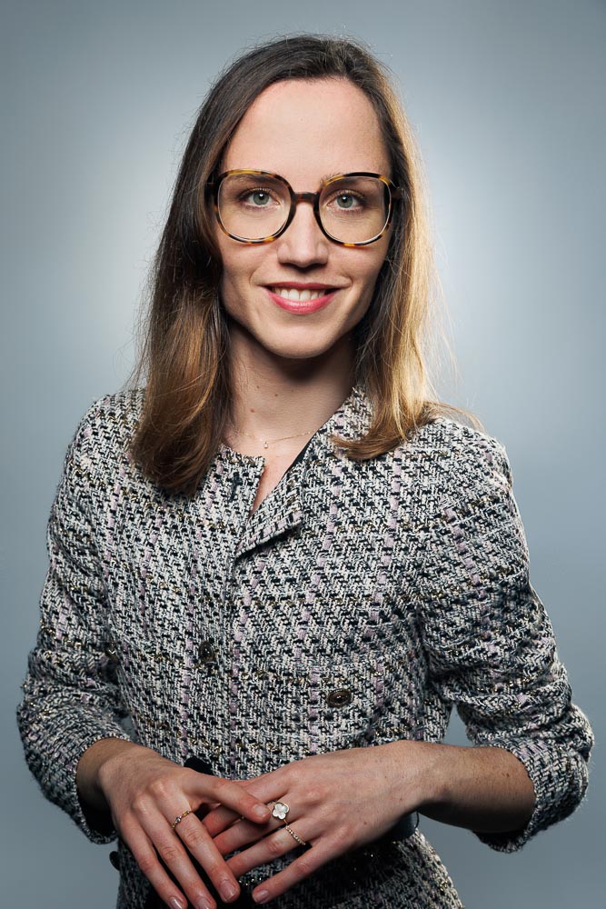 Photographe professionnel prenant en photo un médecin en cabinet pour profil Doctolib attractif et authentique