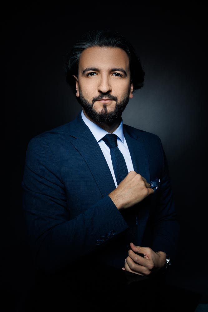 Dirigeant d’un cabinet d’avocats posant avec élégance dans un espace contemporain