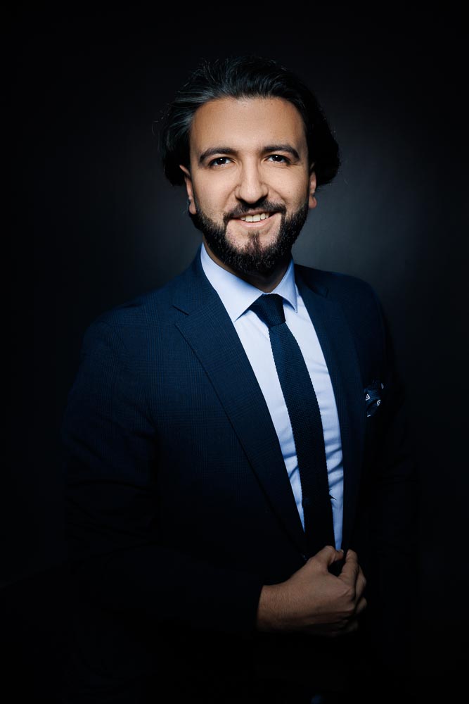 Profil latéral d’un avocat concentré lors d’une séance de travail en studio