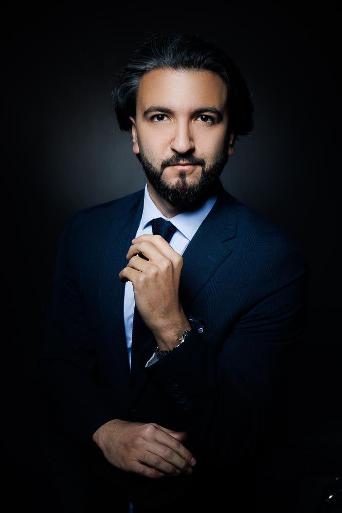 Groupe d’avocats échangeant dans un bureau lumineux, ambiance dynamique et professionnelle