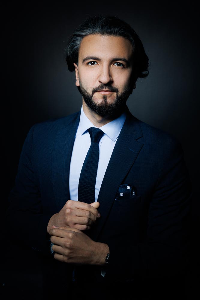 Avocat assis, en pleine réflexion, dans une salle de réunion moderne à Paris