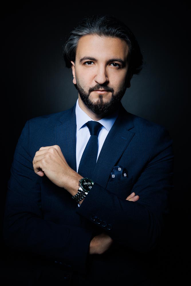 Collaborateur d’un cabinet d’avocats posant dans un environnement professionnel lumineux