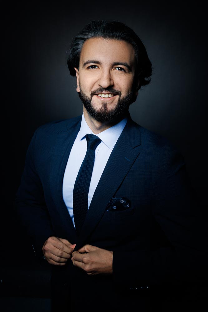 Portrait en lumière naturelle d’un avocat souriant dans un cadre professionnel