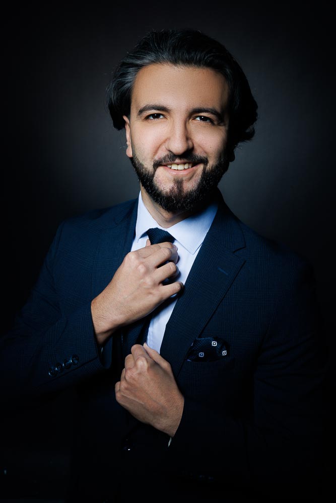 Image d’un avocat concentré travaillant sur un dossier juridique au bureau