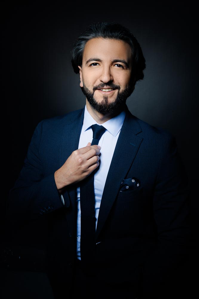 Avocat debout dans un bureau élégant, exprimant confiance et sérieux