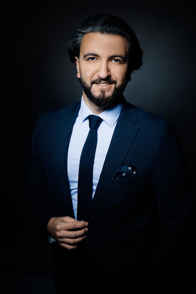 Portrait professionnel d’un avocat en costume dans un cabinet parisien moderne