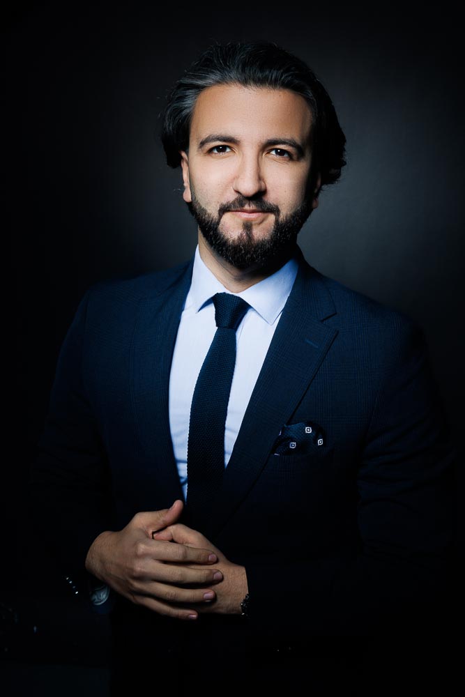 Portrait professionnel d’un avocat en costume dans un cabinet parisien moderne