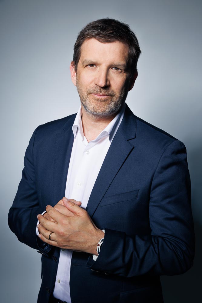 Portrait numérique haute qualité d'un dirigeant avec un regard assuré et posture droite.