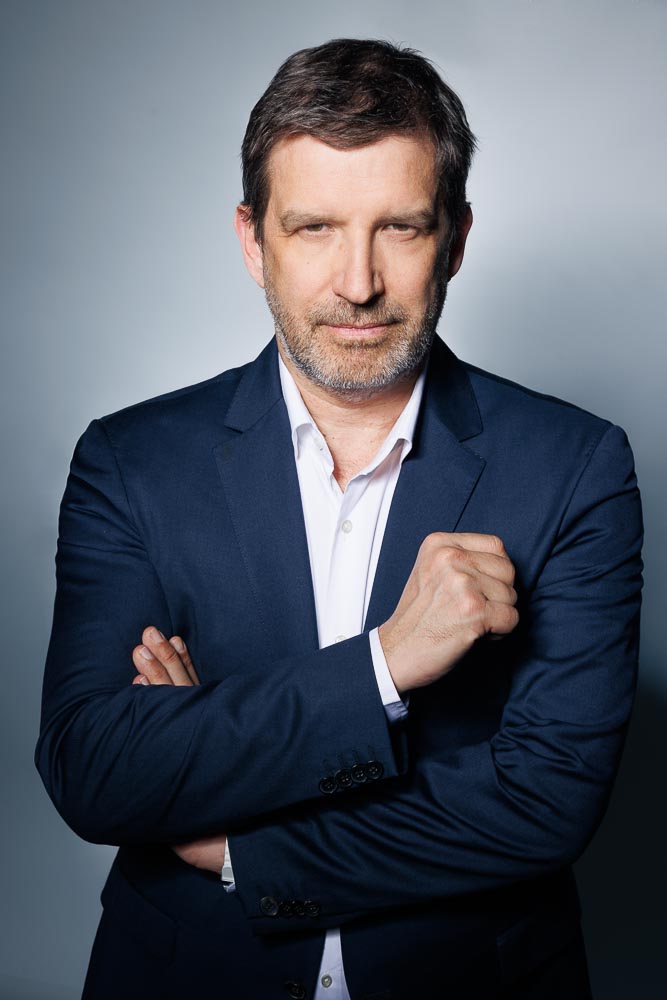 Portrait en buste d'un fondateur dans un cadre sobre, illustrant l'autorité et la personnalité forte.