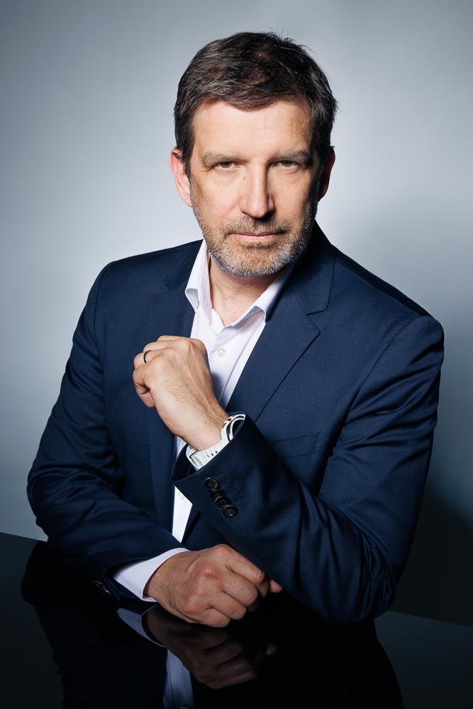 Dirigeant confiant capturé en lumière naturelle, reflet du leadership et de la crédibilité.