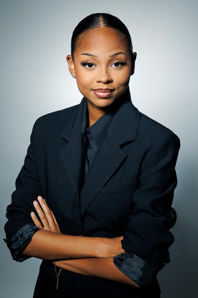 Portrait dynamique de Carla dans le studio parisien, idéal pour booster sa visibilité