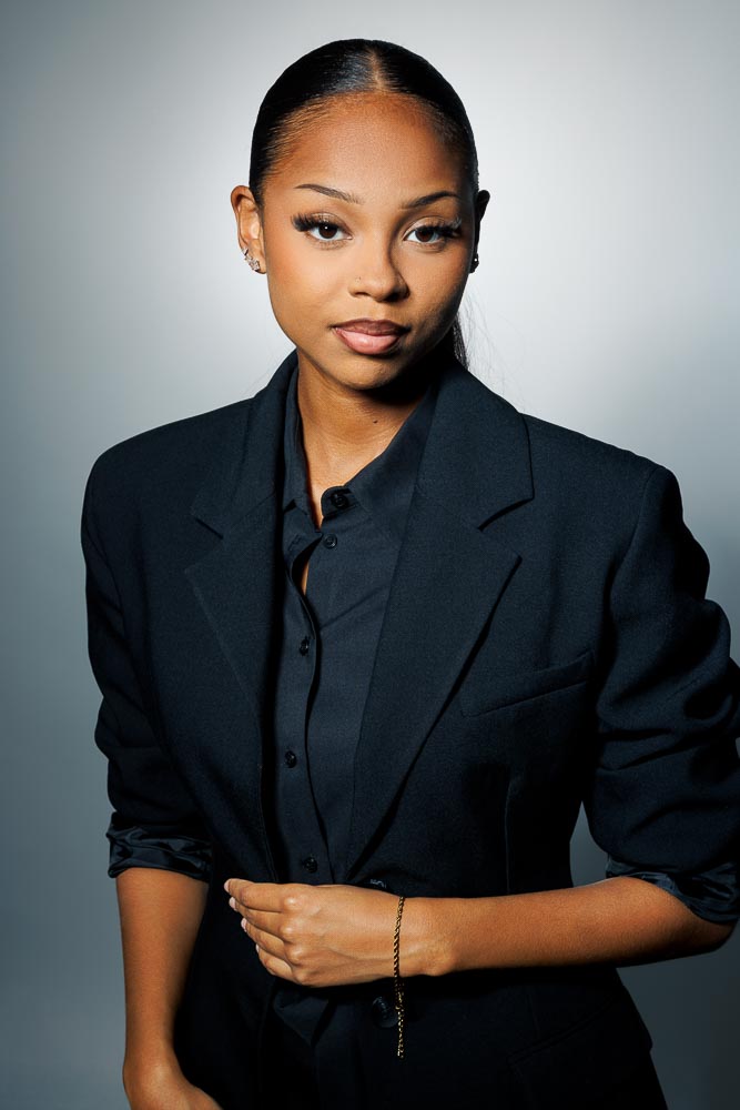 Image de Carla au sourire authentique soulignant sa personnalité professionnelle unique