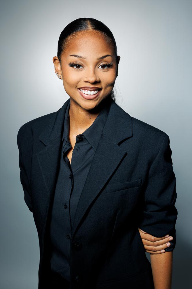 Portrait digital clair et net de Carla, mettant en valeur son sérieux et son dynamisme